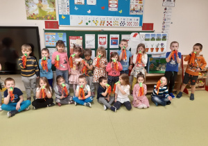 08 Dzieci prezentują smoki wawelskie własnoręcznie wykonane